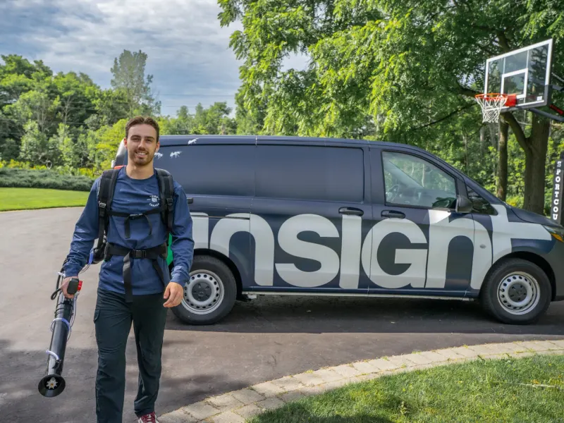 Technicien d'Insight Pest Solutions devant un camion de service